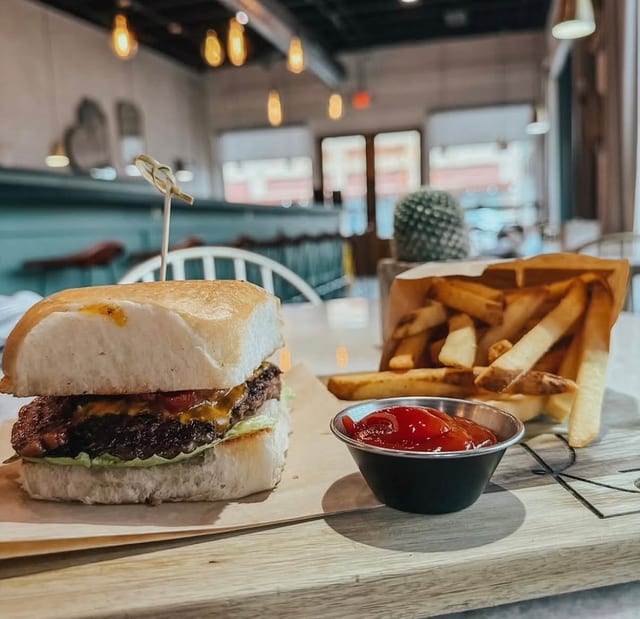 Kids Cheeseburger.